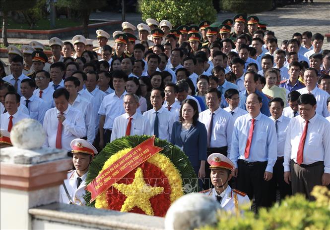 Phó Chủ tịch nước Võ Thị Ánh Xuân cùng đoàn công tác dâng hương tưởng nhớ các Anh hùng liệt sĩ tại Nghĩa trang Liệt sĩ tỉnh Cà Mau. Ảnh: Huỳnh Anh - TTXVN
